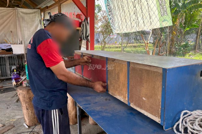 Pembinaan Produktif, Warga Binaan Lapas Dharmasraya Buat Lemari Kayu