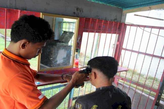 Lapas Piru Berdayakan Warga Binaan lewat Program Kemandirian Barbershop