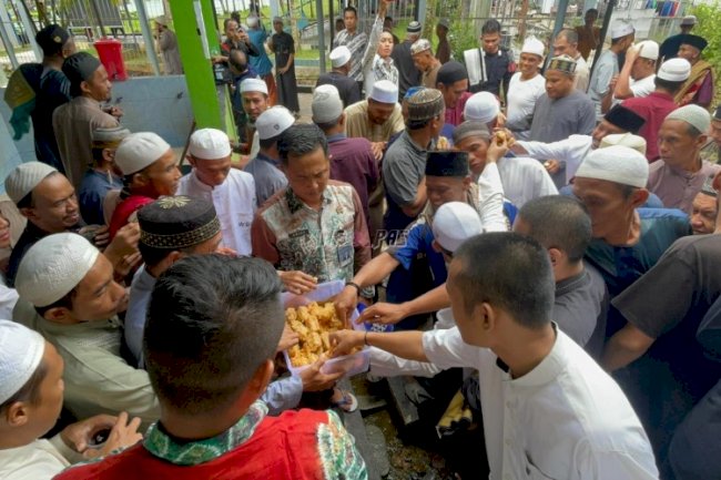 Lapas Narkotika Karang Intan Tebar Keberkahan Jumat, Bagikan Gorengan dan Kopi kepada Warga Binaan