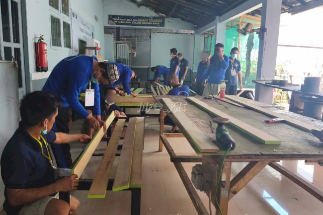 Bekal Kemandirian, Warga Binaan Lapas Sekayu Ikuti Pelatihan Mebel Berlapis HPL