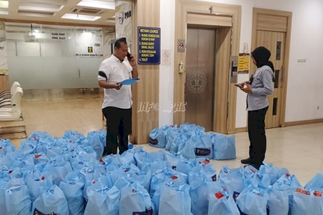 Kick Off Hari Bakti Kemenimipas, Lapas Cipinang Salurkan Ratusan Paket Sembako untuk Warga Cawang