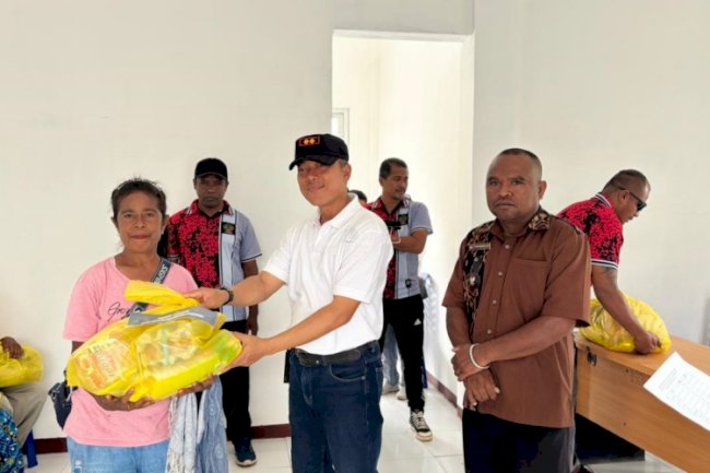 Sambut Hari Bakti Kemenimipas, Lapas Atambua Bagikan Paket Sembako bagi Masyarakat 