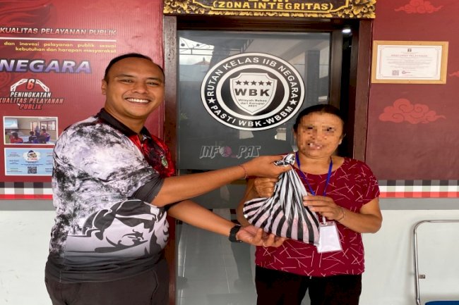 Sambut Galungan dan Kuningan, Rutan Negara Gelar Mepatung dan Pembagian Bansos