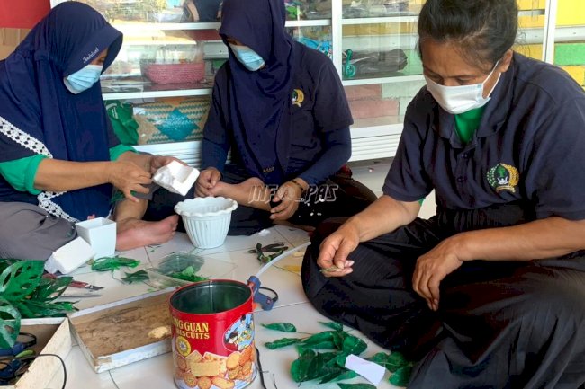 Warga Binaan Lapas Perempuan Palu Kembangkan Kreasi Bunga dari Plastik Bekas