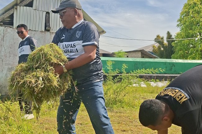 Hari Bakti Kemenimipas, Lapas Saparua Gelar Kerja Bakti dan Bagi Sembako