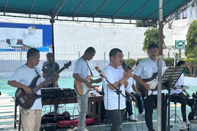 Berkarya Tanpa Batas, Bamega Band Lapas Kotabaru Hibur Pengunjung Warga Binaan
