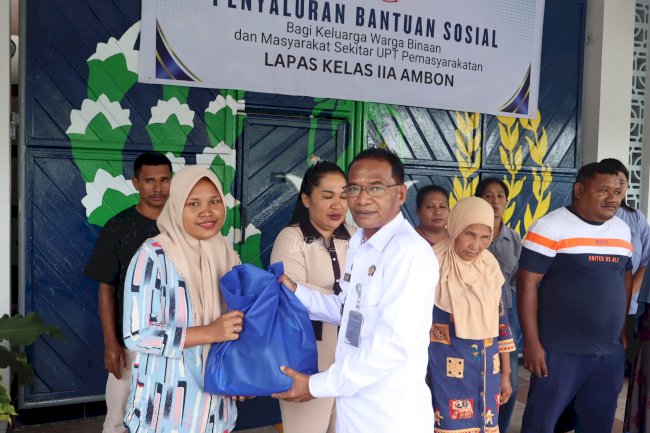 Hari Bakti Kemenimipas, Lapas Ambon Beri Bantuan untuk Keluarga Warga Binaan