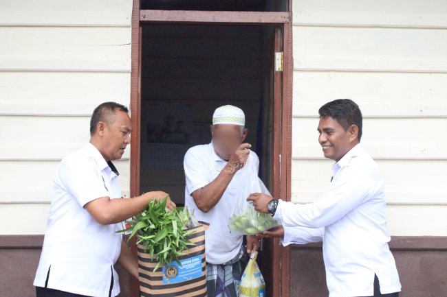 Sambangi Rumah Warga, Lapas Piru Salurkan Bansos dan Beri Layanan Kesehatan Gratis