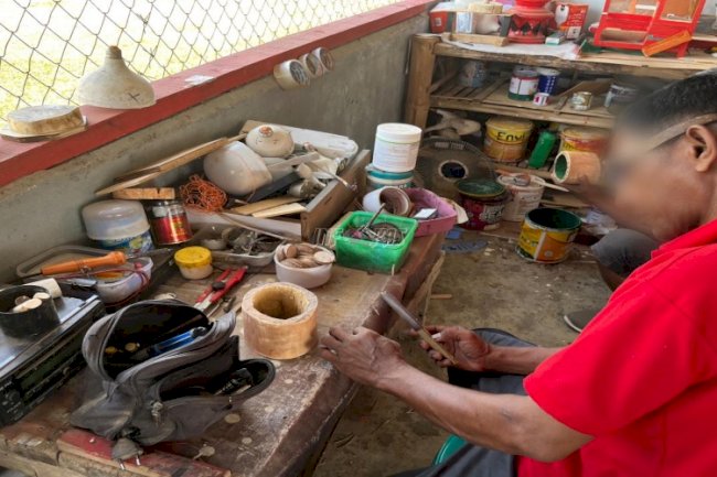 Warga Binaan Lapas Dharmasraya Kreatif Membuat Asbak Rokok dari Kayu Bekas 