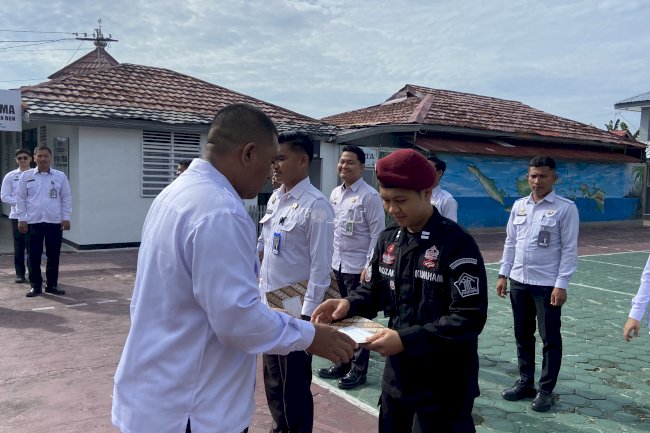 Apresiasi Kinerja, Lapas Pangkalan Bun Anugerahkan Penghargaan kepada Dua Pegawai