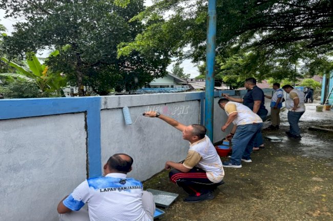 Peduli Lingkungan, Petugas dan Warga Binaan Lapas Banjarbaru Bakti Sosial Mengecat Masjid