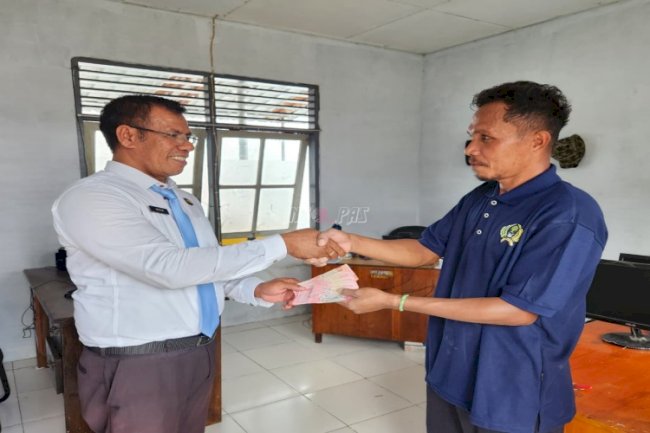 Tingkatkan Motivasi Kerja, Tiga Warga Binaan Lapas Tual Terima Premi dari Hasil Produksi Batako