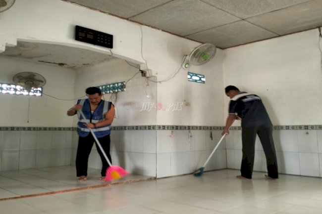 Wujud Pengabdian IMIPAS, Petugas dan Klien Bapas Tanjungpandan Renovasi Surau Adabul Ihsan 