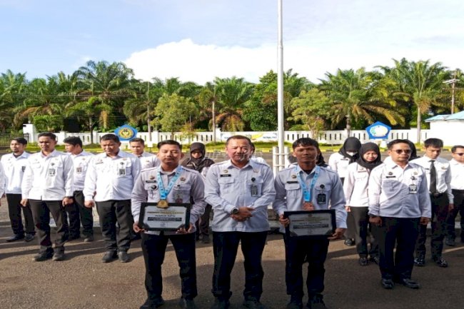 Lapas Narkotika Karang Intan Beri Penghargaan untuk Dua Petugas Berprestasi di Porprov XII Kalsel