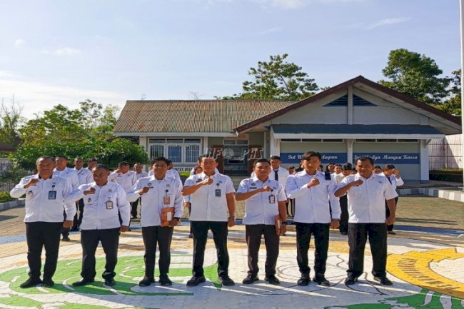 Apresiasi Kinerja, Rutan SoE Berikan Penghargaan kepada Dua Petugas Teladan Triwulan IV 2025