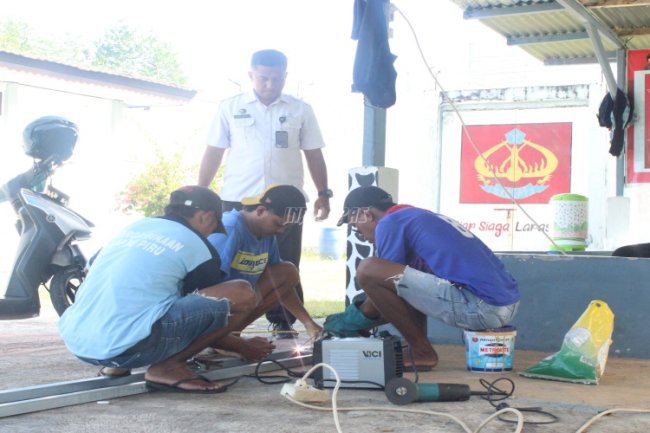 Warga Binaan Lapas Piru Asah Keahlian Pengelasan, Bangun Hanggar Serbaguna