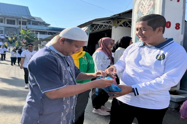 Jumat Berkah, Lapas Kotabaru Bagikan Ratusan Paket Makanan kepada Masyarakat Sekitar
