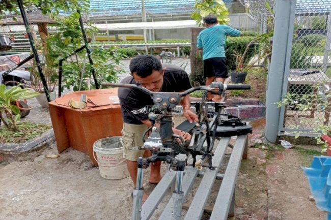 Lapas Narkotika Karang Intan Hadirkan Keterampilan Baru, Warga Binaan Dilatih Body Repair Sepeda Motor