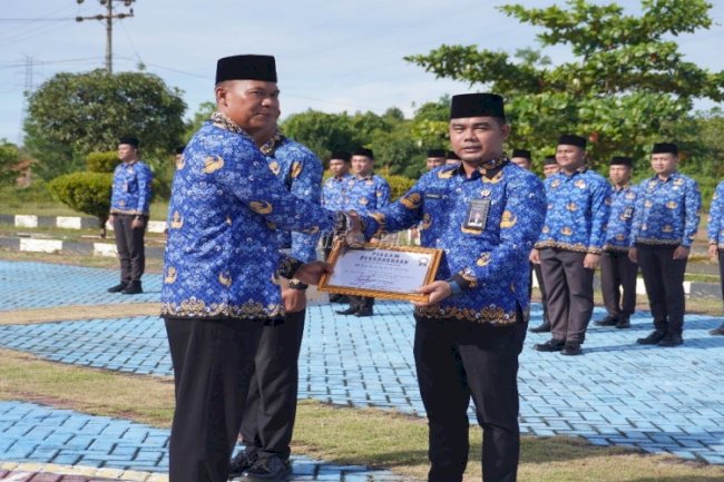 Lapas Banjarbaru Berikan Penghargaan Pegawai Teladan kepada Dua Petugas