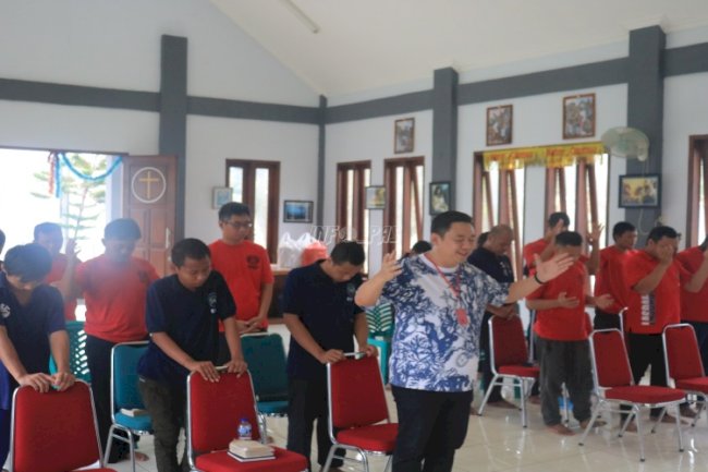 Gandeng Yayasan Pondok Kasih Surabaya, Lapas Pemuda Madiun Gelar Pembinaan Rohani Kristen dan Katolik