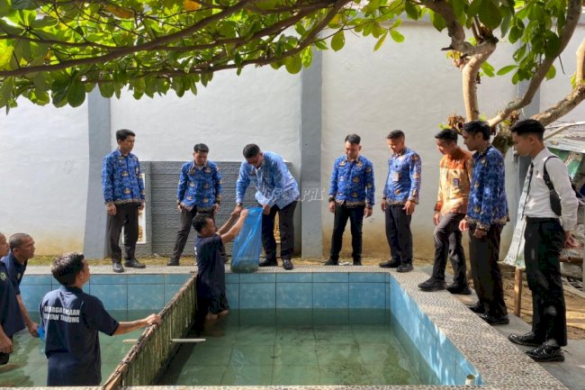 Rutan Tanjung Lakukan Penebaran Benih Ikan di Kolam Belakang Rumah Dinas 