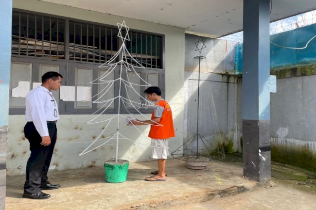 Sambut Natal, Warga Binaan Rutan Ambon Ciptakan Pohon Natal dari Besi Bekas 