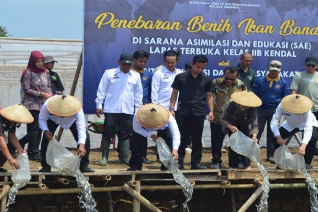 Kakanwil Ditjenpas Jateng Bersama Menimipas Tebar Ribuan Benih Ikan Bandeng di Lapas Terbuka Kendal
