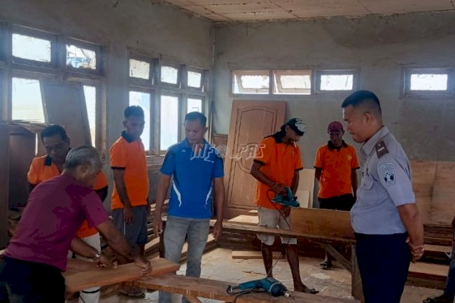 Pelatihan Mebel Usai, Warga Binaan Lapas Saumlaki Kuasai Dasar Pembuatan Furnitur