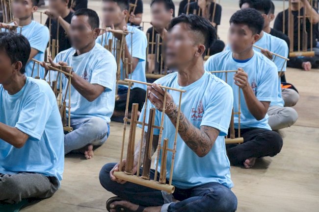 Kolaborasi Seni Musik, ElCibi Band dan Tim Angklung Warnai Pembinaan Warga Binaan Lapas Cibinong