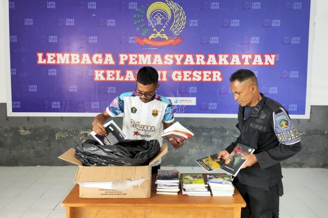 Dukung Literasi Warga Binaan, Lapas Geser Terima 100 Buku dari Perpusnas