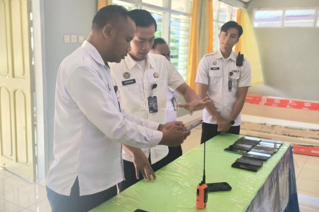 Cegah Praktik Judi Online, Karutan SoE Pimpin Pemeriksaan HP Petugas 