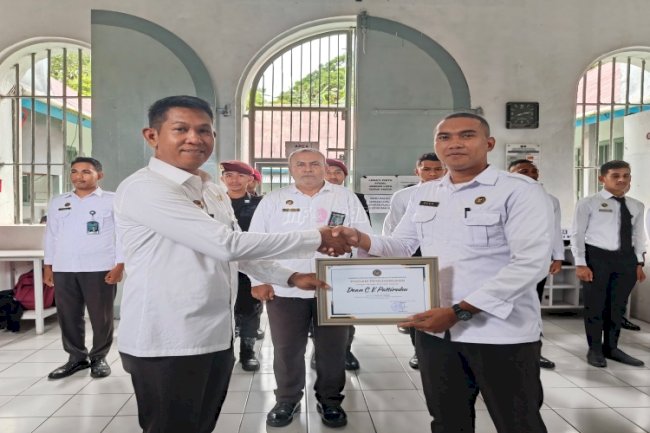 Lapas Bandanaira Berikan Penghargaan Pegawai Teladan Periode November 2025