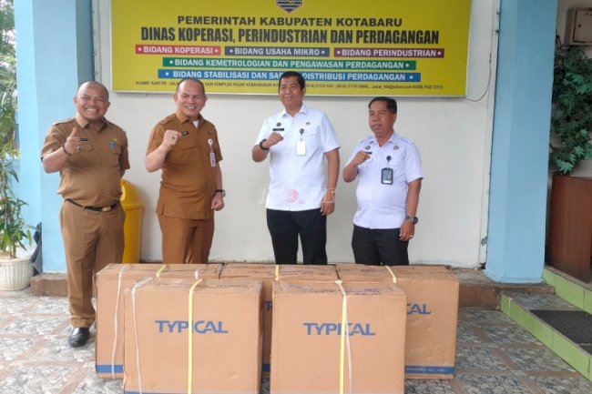Dukung UMKM dan Pelatihan Kemandirian, Lapas Kotabaru Terima Mesin Jahit dari Diskopindag Kab. Kotabaru 