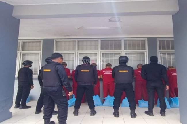 Sebanyak 21 Warga Binaan High Risk Lapas Kelas I Cirebon Dipindahkan ke Nusakambangan