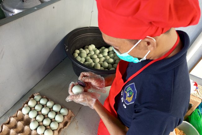 Lapas Kotabaru Kembangkan UMKM Warga Binaan Telur Asin 'La-New City'