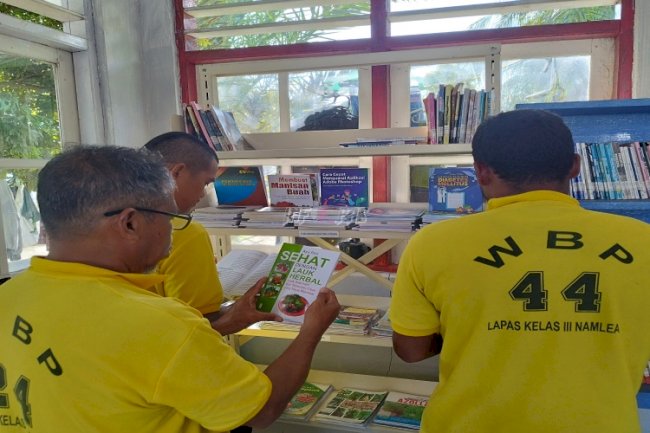 Ratusan Koleksi Buku Baru Tambah Literasi dan Semangat Membaca Warga Binaan Lapas Namlea