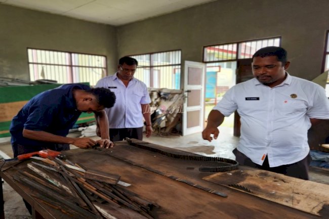 Warga Binaan Lapas Tual Ukir Harapan lewat Pembuatan Ikat Pinggang Kayu Arang