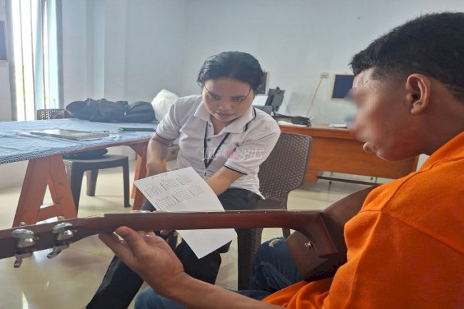 Pembinaan Musik di Lapas Saparua Berlanjut, Warga Binaan Belajar Bermain Gitar