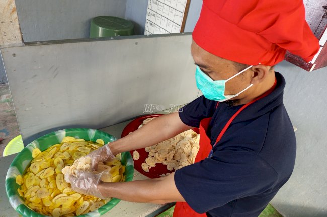 Lapas Kotabaru Kembangkan UMKM Keripik Pisang “Kripsang La-New City” Buatan Warga Binaan