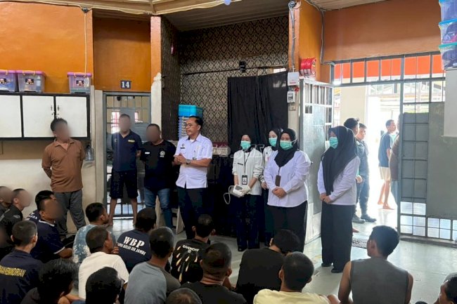 Pastikan Layanan Kesehatan Jangkau Seluruh Warga Binaan, Lapas Jambi Sambangi Blok Hunian