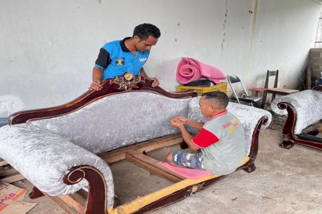 Warga Binaan Lapas Atambua Sulap Satu Set Sofa Usang Kembali Bernilai Estetik