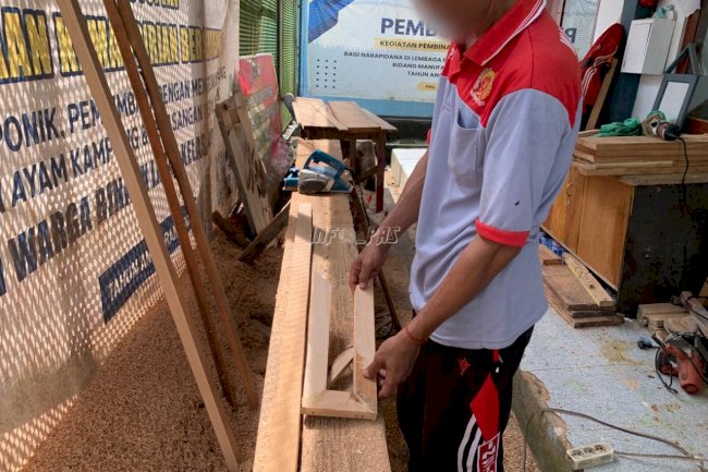 Belajar, Berkarya, Berubah: Warga Binaan Lapas Piru Produksi Jendela Pesanan Masyarakat