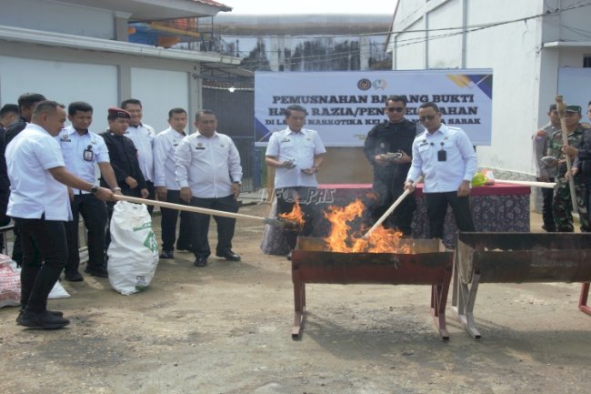 Berantas Halinar, Lapas Narkotika Muara Sabak Gandeng APH Musnahkan Barang Sitaan Hasil Razia