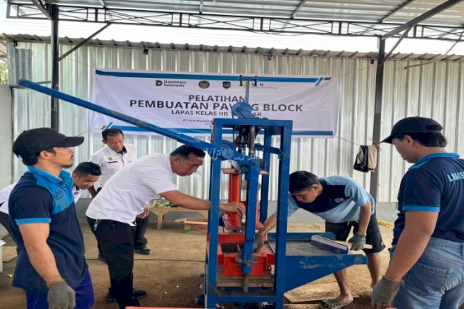 Lapas Takalar Latih Warga Binaan Produksi Paving Block FABA