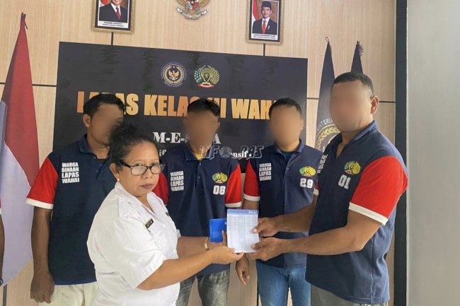 Hasil Kerja Tekun, Warga Binaan Lapas Wahai Terima Premi Akhir Tahun
