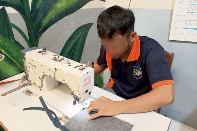 Dari Kearifan Lokal Menuju Kemandirian, Warga Binaan Lapas Kotabaru Produksi Tas Sasirangan