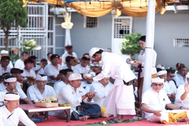 Petugas dan Warga Binaan Lapas Tabanan Perkuat Spiritual lewat Piodalan Pura Swagina