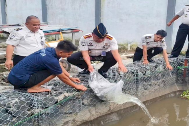 Perkuat Program Kemandirian dan Ketahanan Pangan, Lapas Banjarmasin Tebar 1.500 Benih Ikan