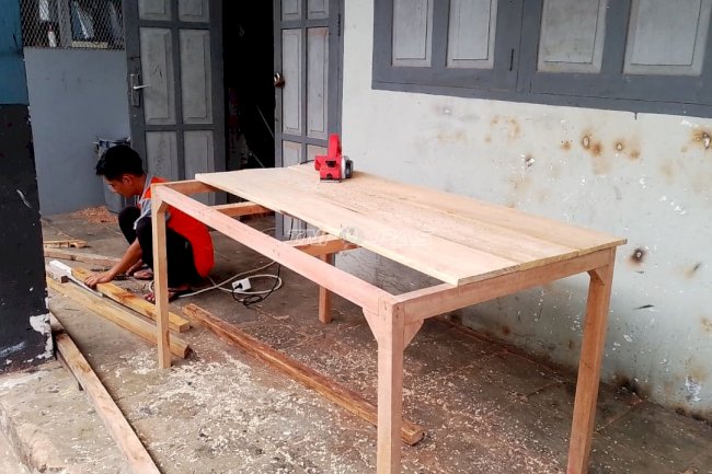 Produktif Dukung UMKM, Warga Binaan Rutan Ambon Produksi Meja Bernilai Ekonomi