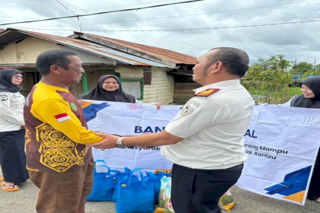 Rutan Rantau Salurkan Bantuan bagi Keluarga Terdampak Banjir di Desa Banua Halat Kanan